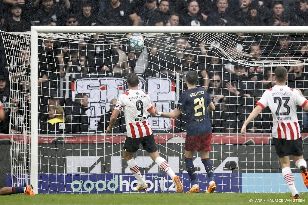 PSV ruim langs Ajax (3-0) en krijgt Champions League in zicht