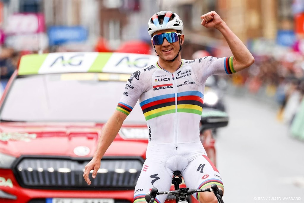 Wereldkampioen Evenepoel wint Luik-Bastenaken-Luik weer na solo