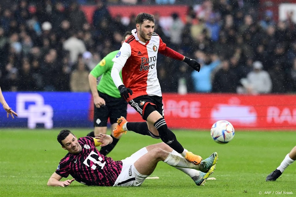 Feyenoord met tiende zege op rij weer stap dichter bij titel 