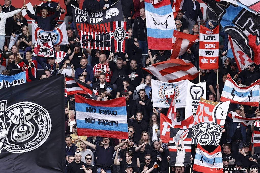Drie mensen aangehouden rondom PSV - Ajax voor bier gooien