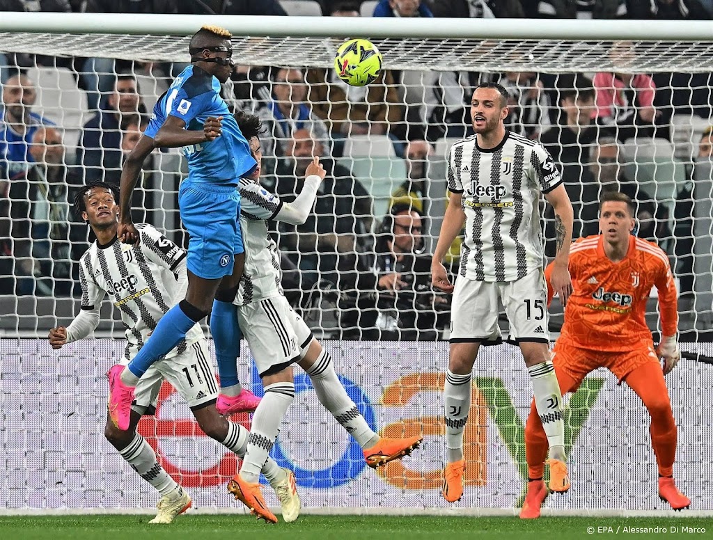 Koploper Napoli pakt door late treffer winst bij Juventus 