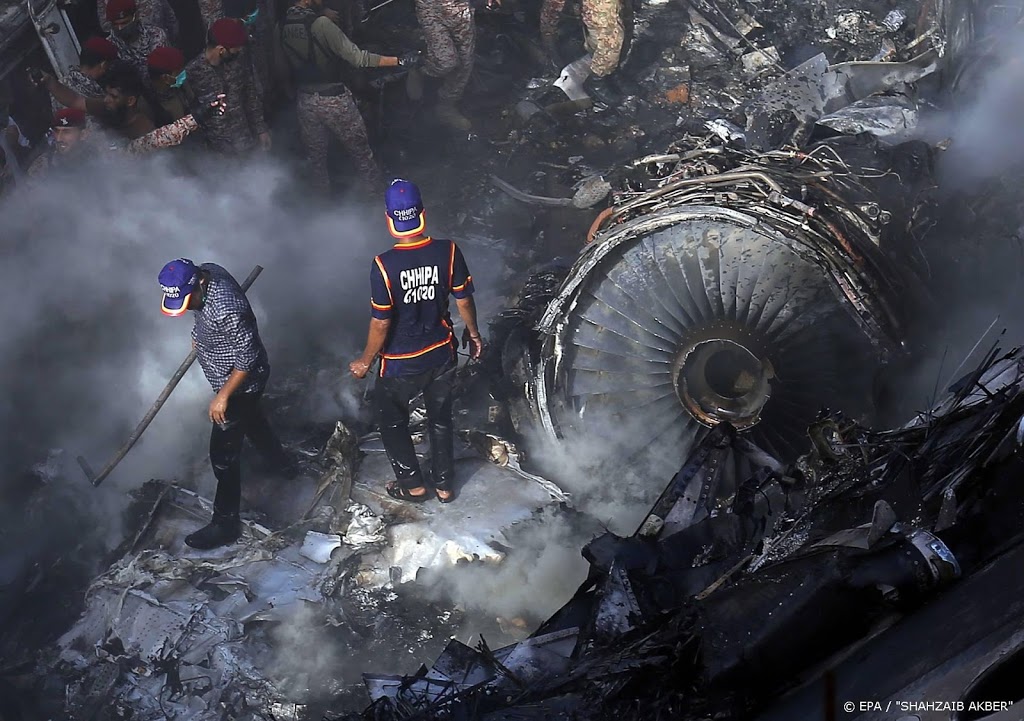 97 doden door vliegtuigcrash Pakistan, twee overlevenden