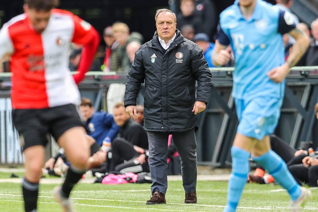 Trainer Advocaat laat emoties vrije loop bij afscheid Feyenoord