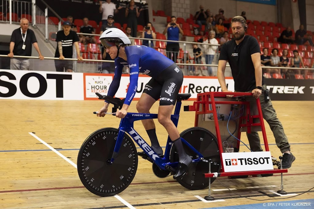 Van Dijk verbetert werelduurrecord ruim naar 49,254 kilometer