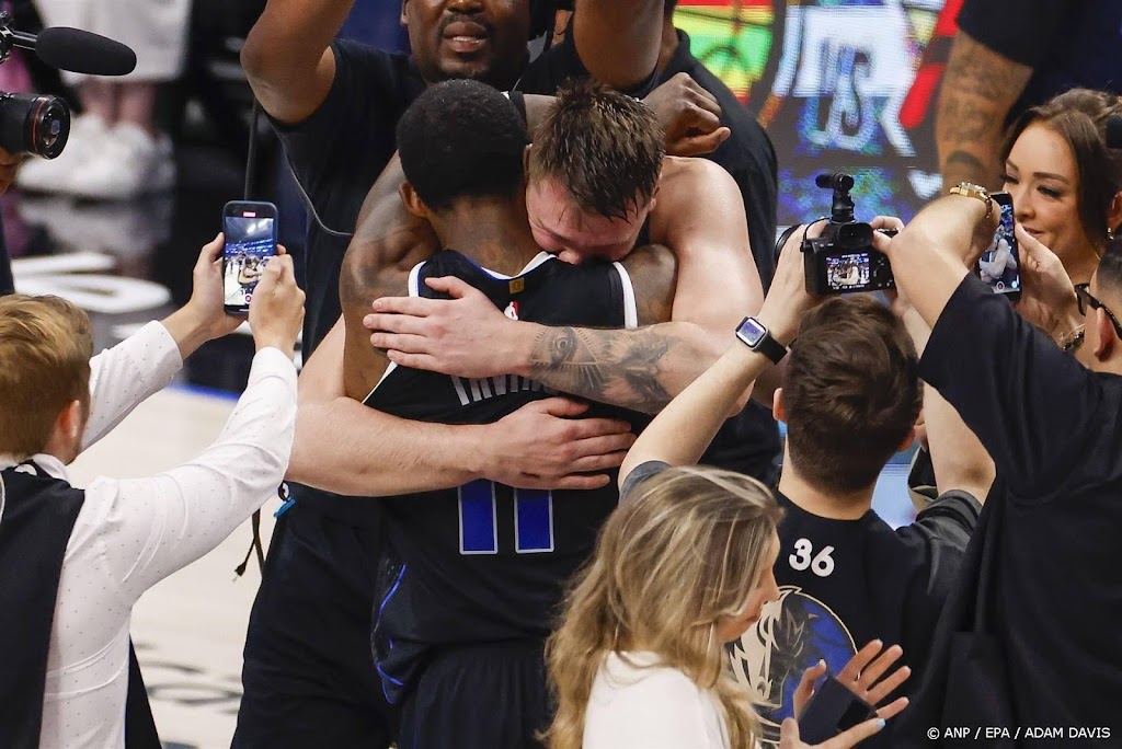 Basketballers Doncic en Irving leiden Mavericks naar zege 
