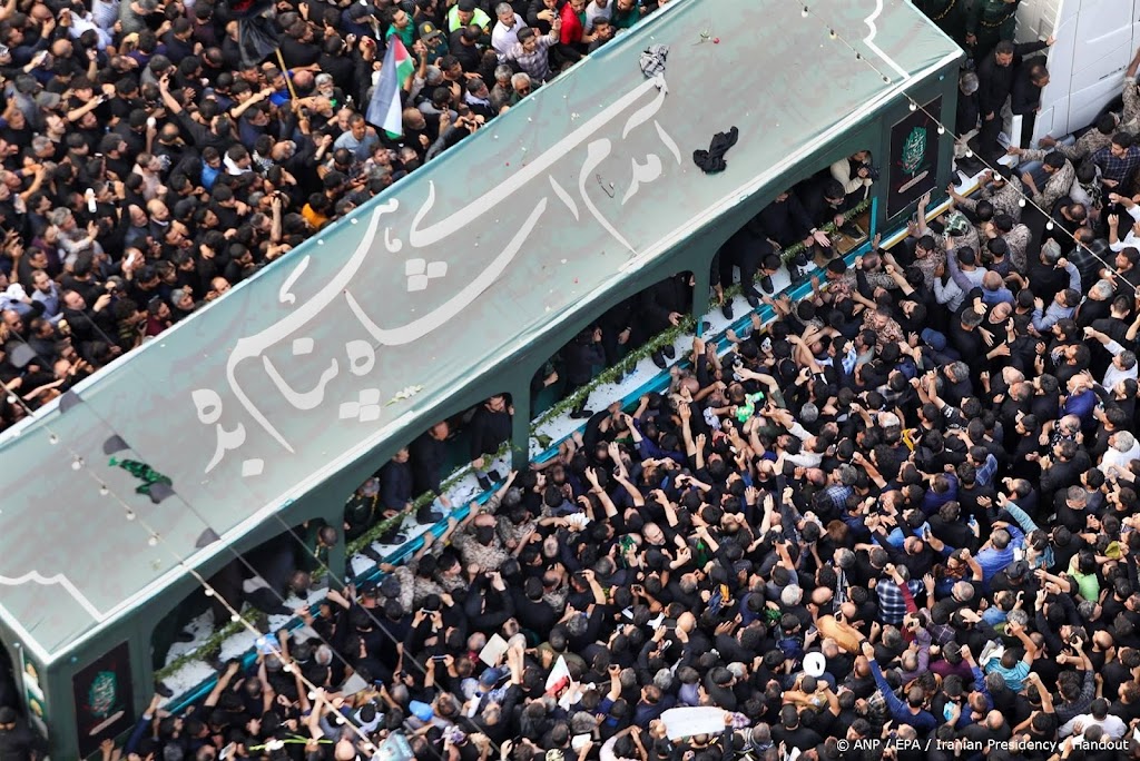 Verongelukte Iraanse president begraven bij mausoleum