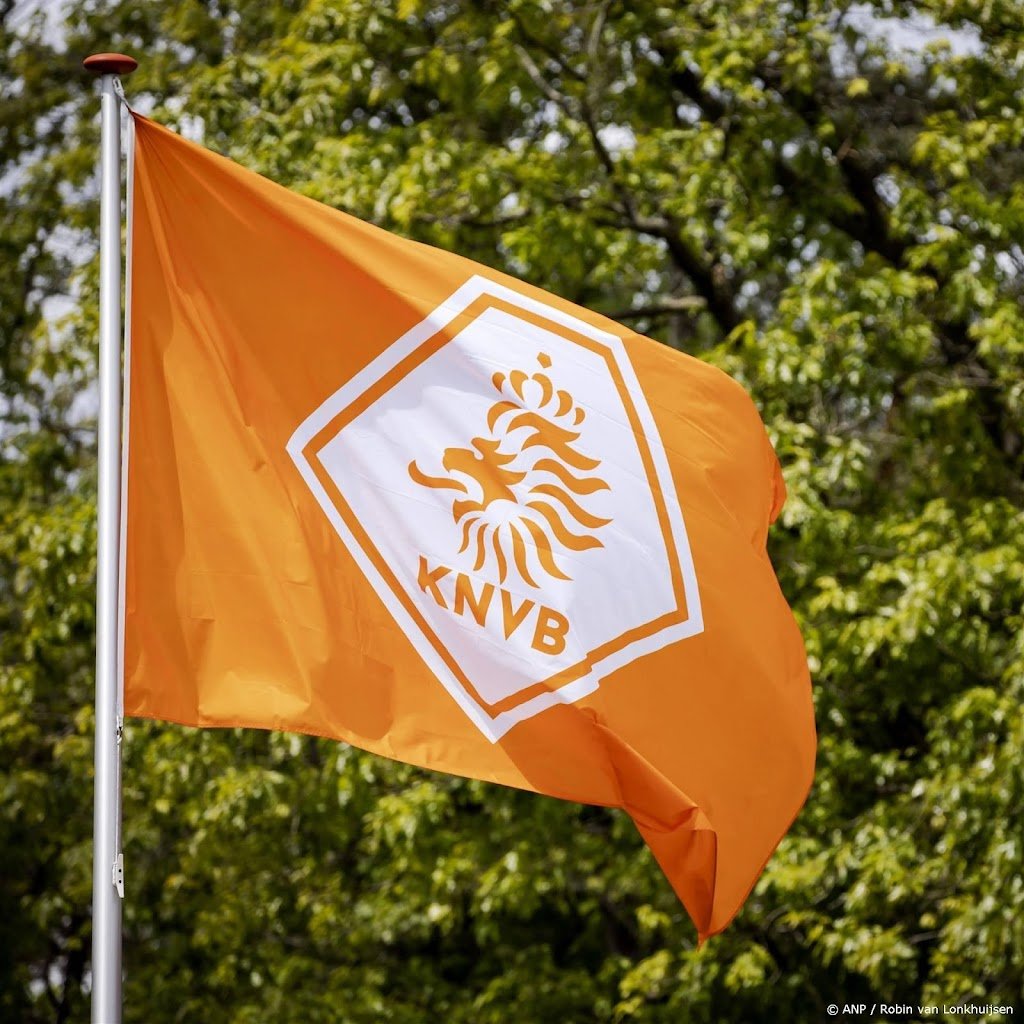 Scheidsrechters Boel en Kuipers promoveren naar betaald voetbal 