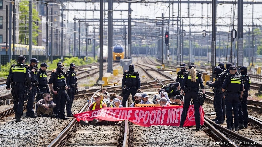 Activisten Extinction Rebellion betreden spoor Utrecht Centraal