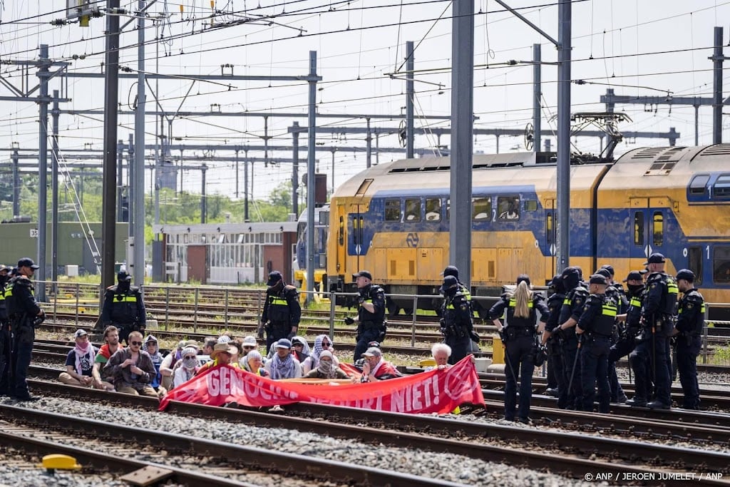 Politie haalt actievoerders XR van spoor bij Utrecht Centraal 