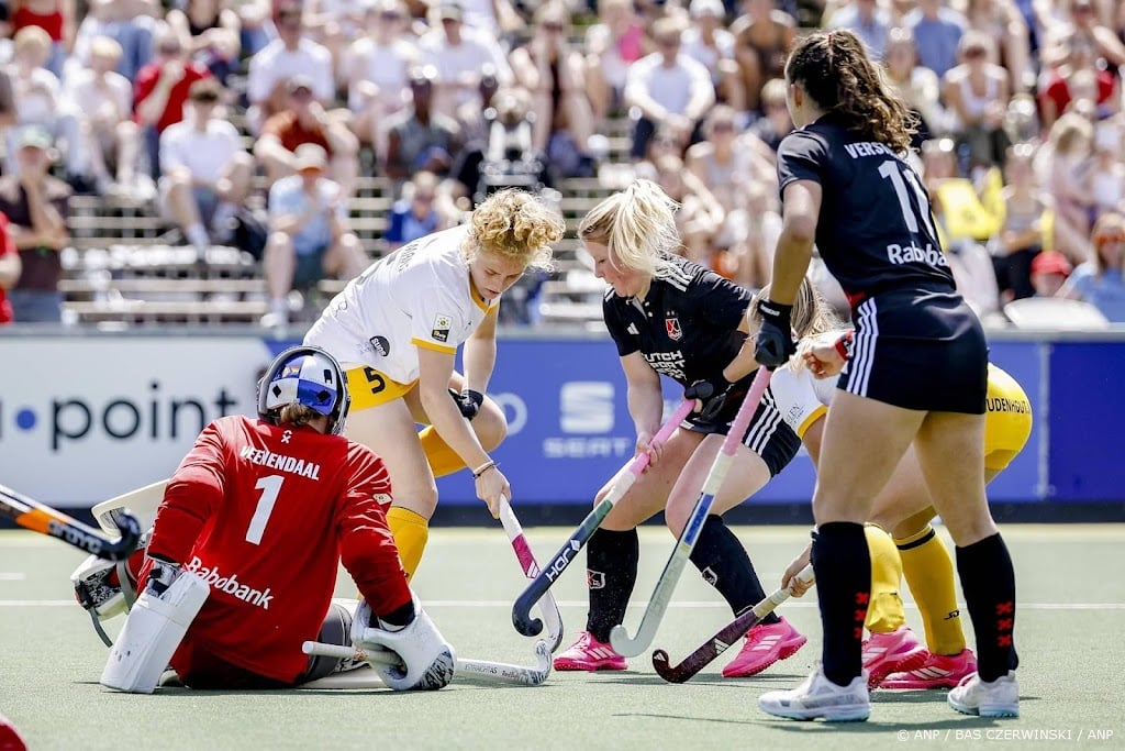 Hockeysters Amsterdam en Den Bosch spelen gelijk in eerste finale