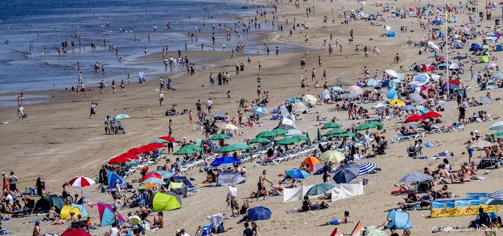 Lokaal eerste tropische dag, parkeerplaatsen stranden vol
