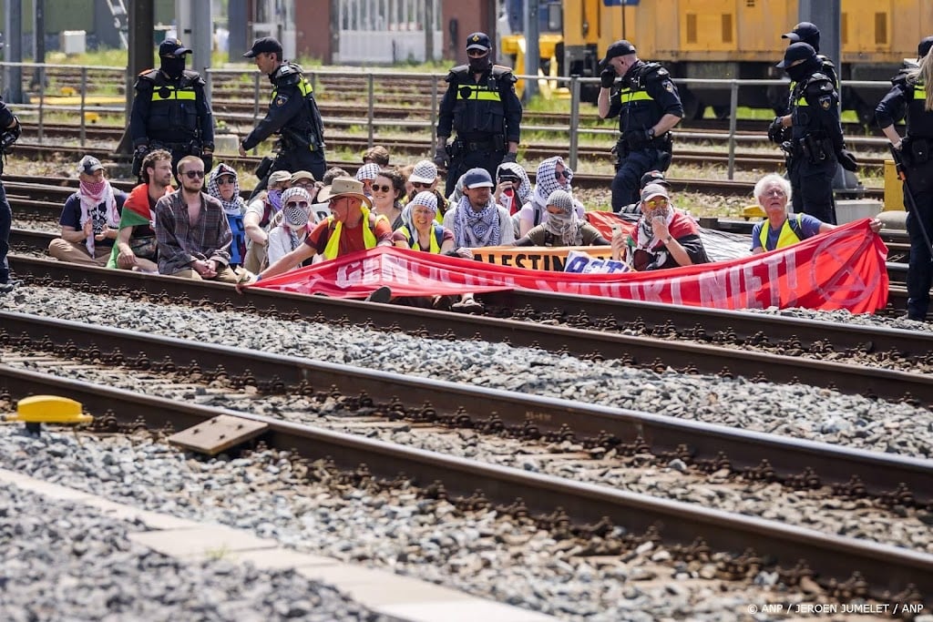 Tientallen activisten aangehouden na spoorblokkade Utrecht CS