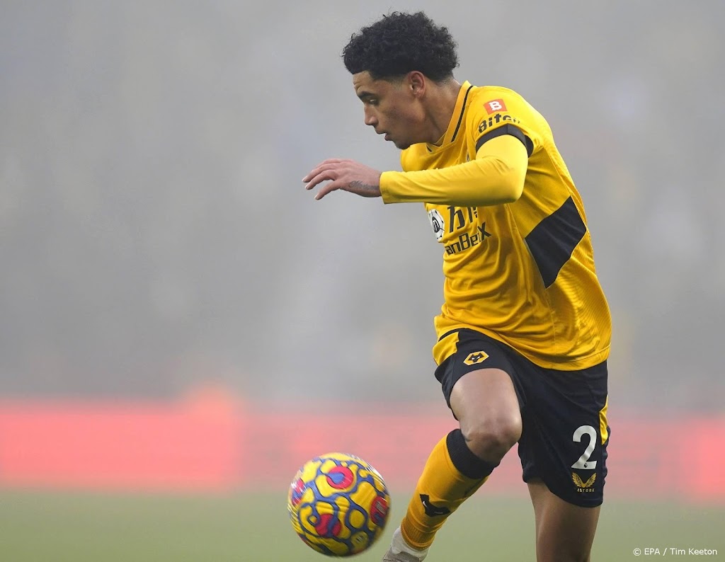 PSV huurt verdediger Hoever van Wolverhampton Wanderers