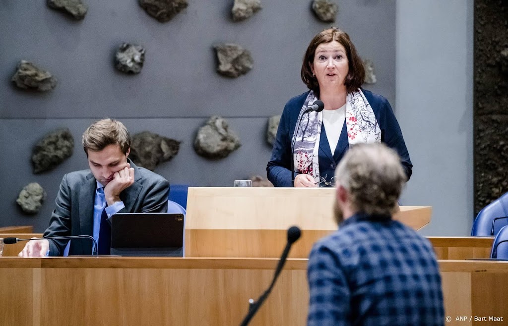 Minister bekijkt hogere pgb-tarieven om zorgverleners te behouden