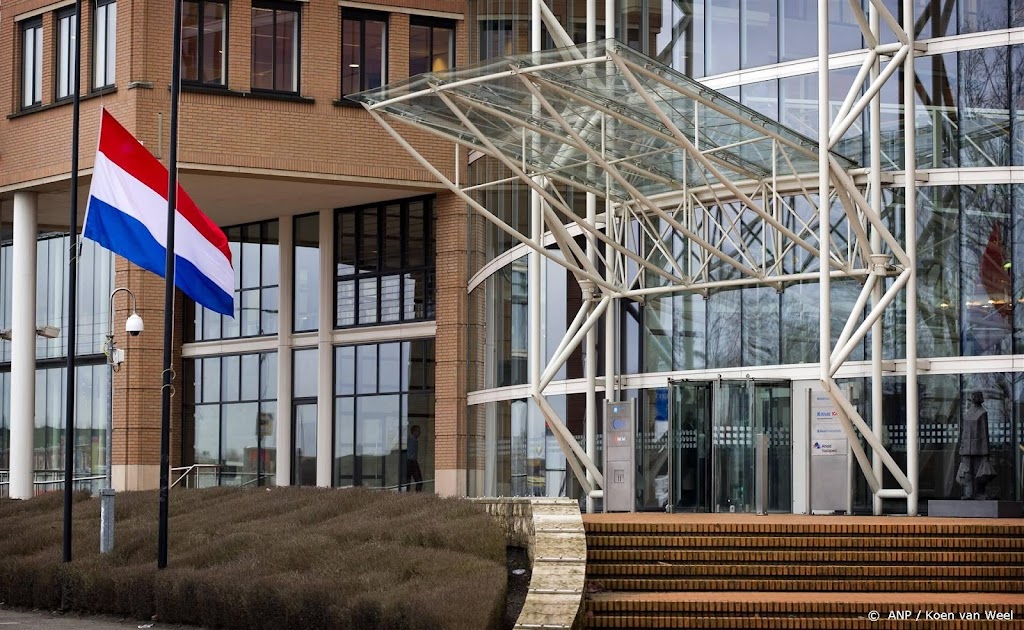 Vlag hangt halfstok bij Albert Heijn om doodgestoken medewerkster