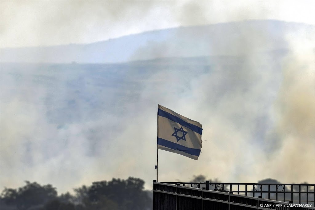 Israëlische troepen vervoeren gewonde Palestijn op motorkap