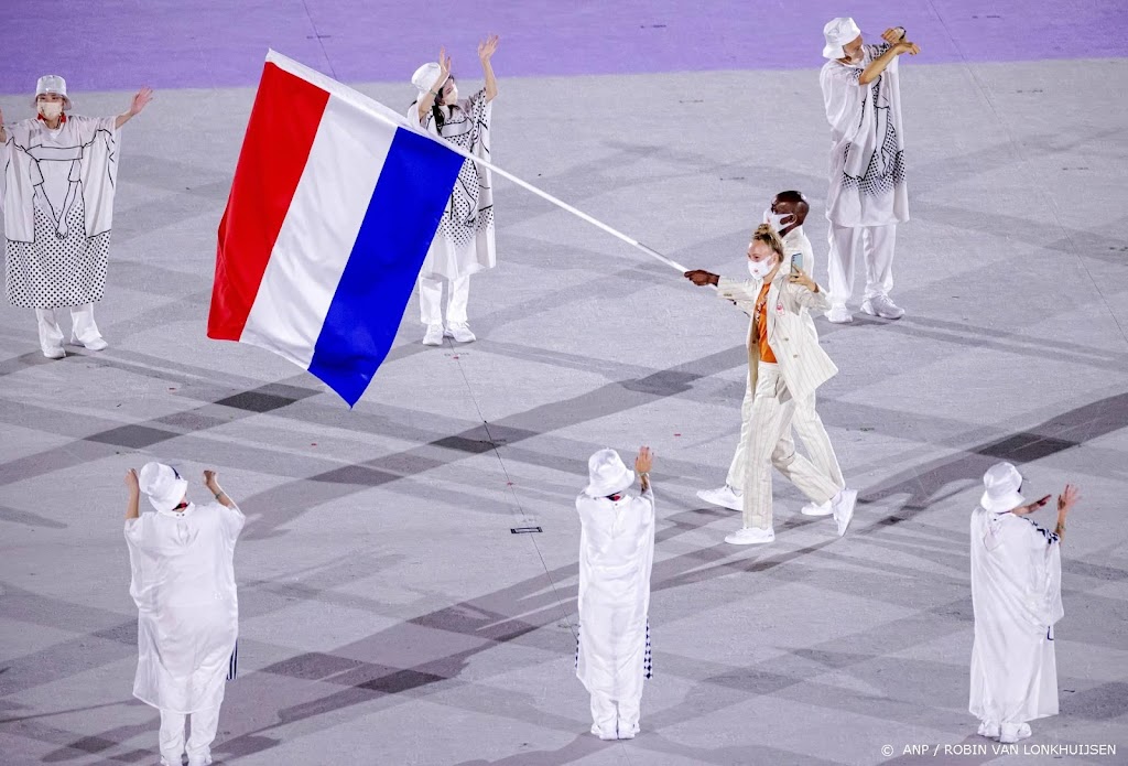 Martina en Oldenbeuving met vlag door Olympisch Stadion in Tokio