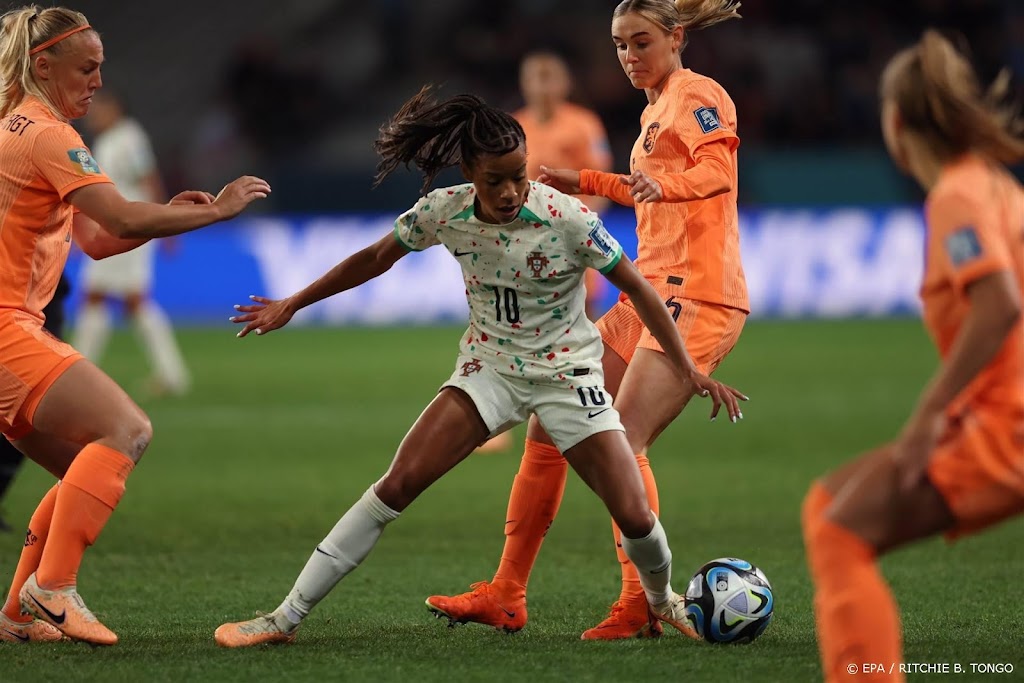 Zo'n 12.000 toeschouwers bij WK-duel, oranjekleurige tribunes