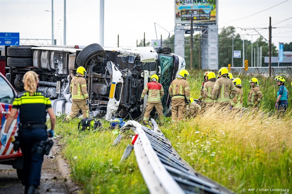 Dode en twee zwaargewonden door ongeluk op A15 bij Rotterdam