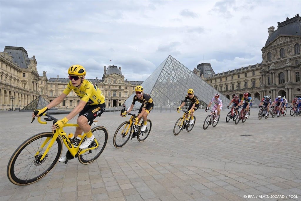 Vingegaard wint opnieuw Tour de France, slotrit voor Meeus