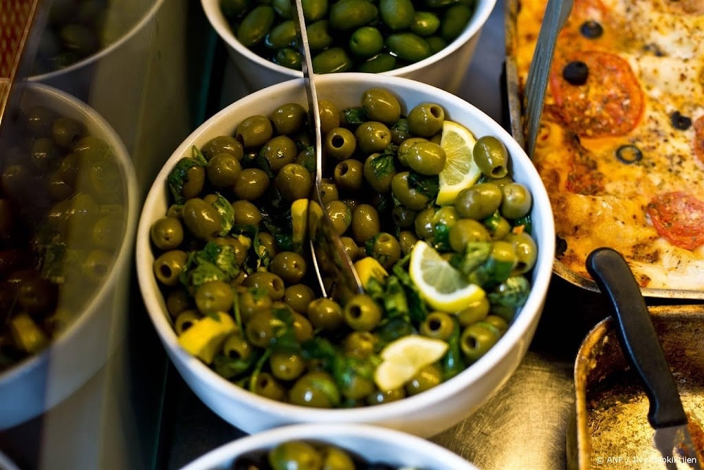 DekaMarkt waarschuwt voor olijven die mogelijk amandelen bevatten