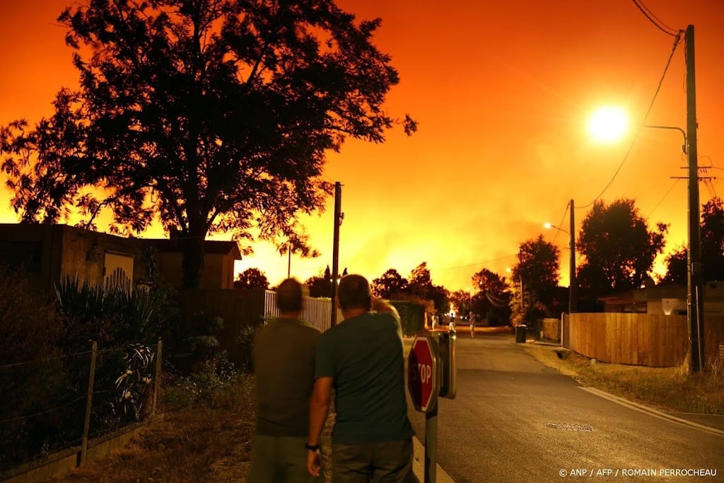Duizenden toeristen geëvacueerd om natuurbrand bij Bordeaux