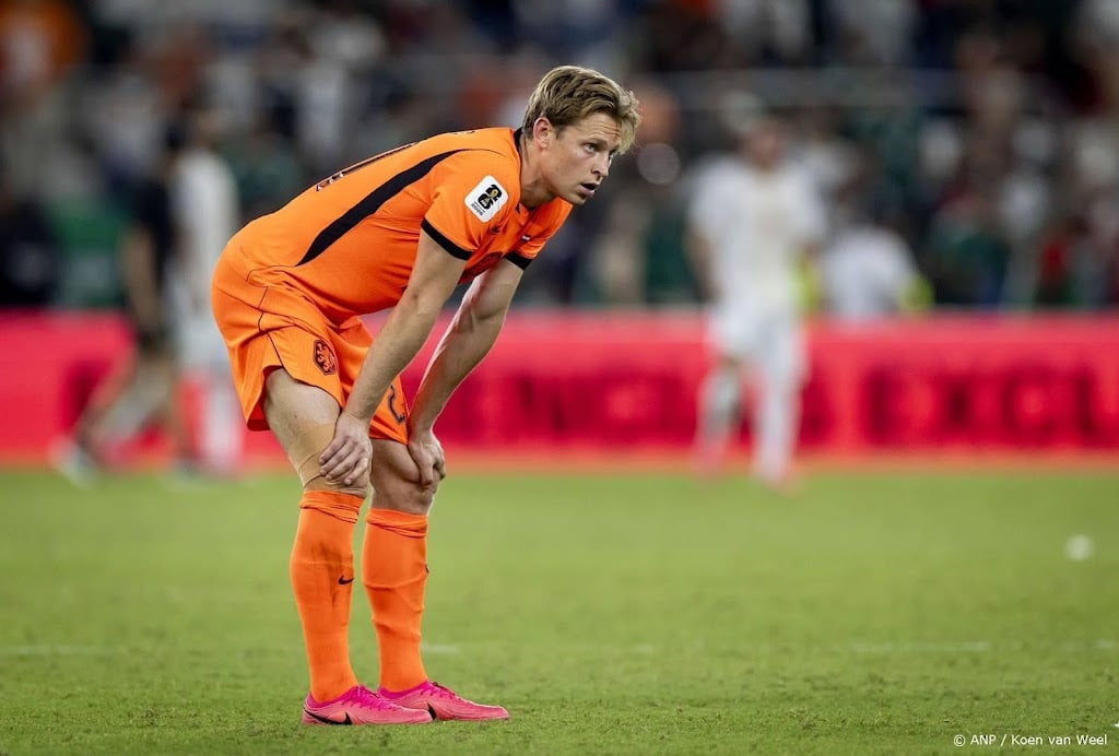 Knieblessure De Jong blijkt ernstiger dan artsen Oranje dachten 