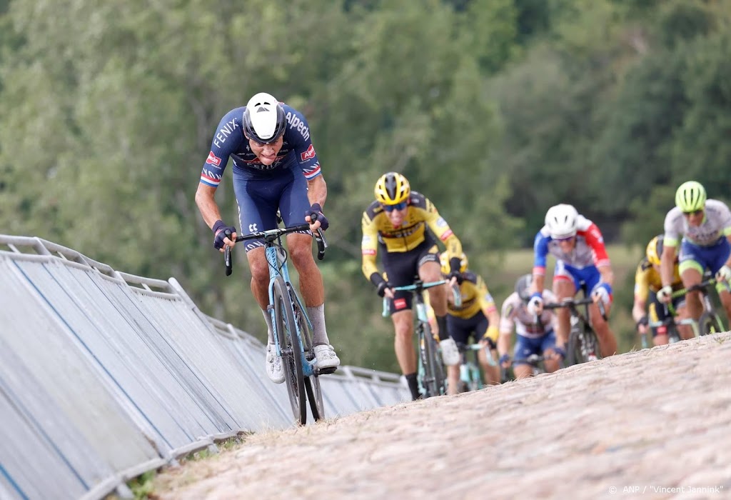 IJzersterke Van der Poel sloopt gehele peloton en wint NK op weg