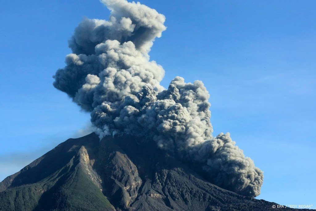 Indonesische vulkaan Sinabung blijft as spuwen