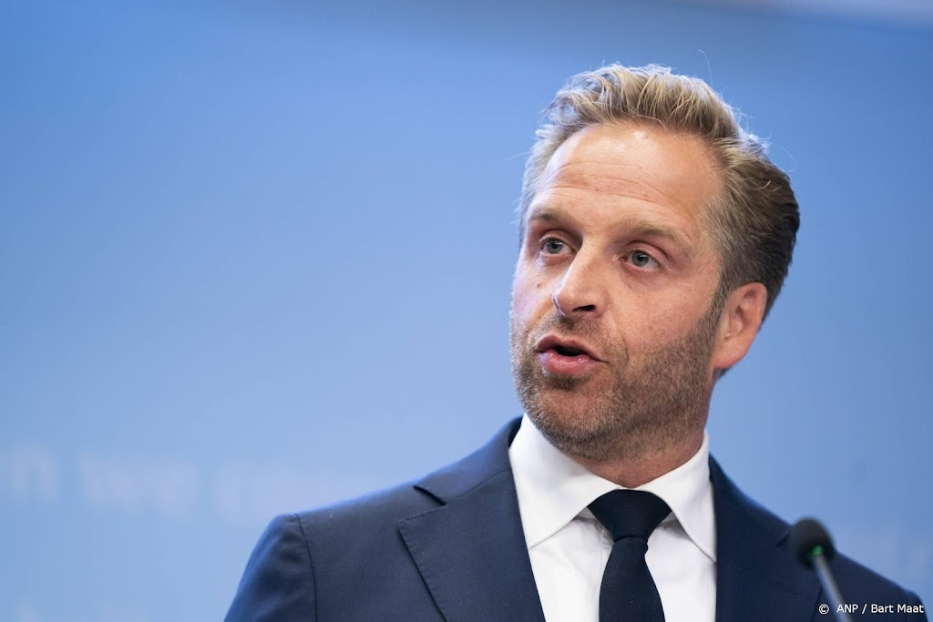 De Jonge: het moet klaar zijn met hossen in stadions