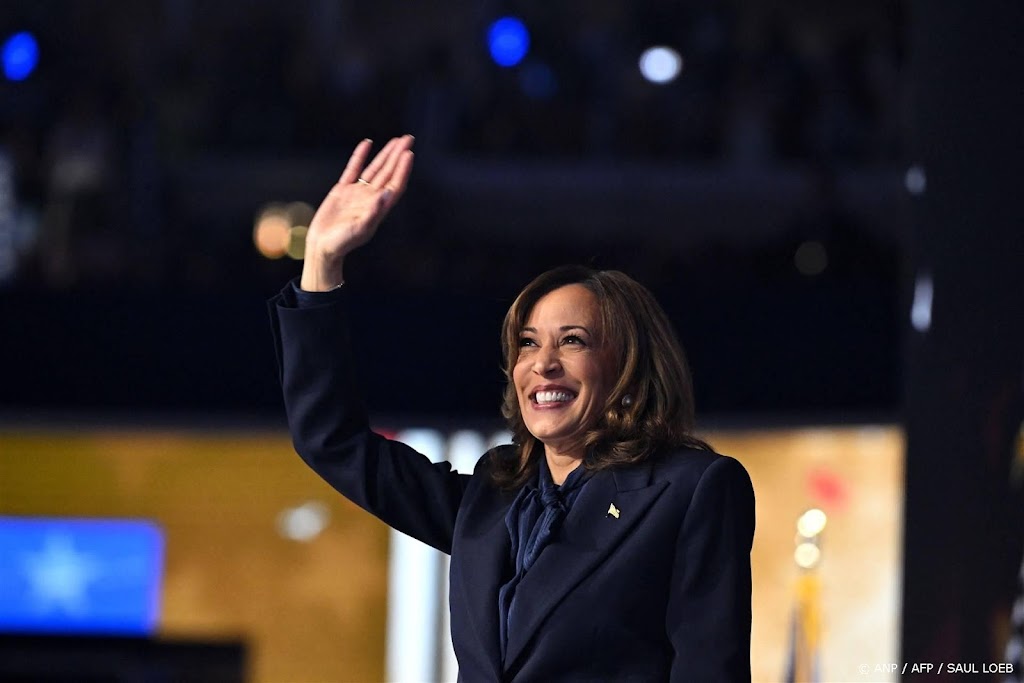 Harris accepteert nominatie, zegt VS samen te willen brengen