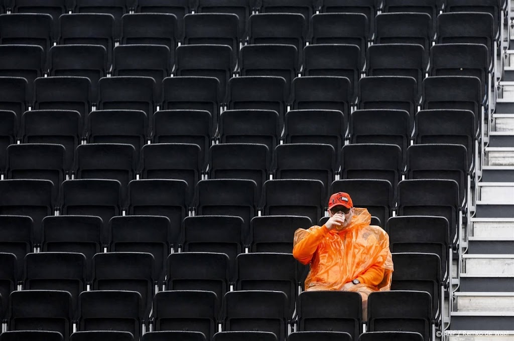 Halfvolle tribunes door wind en regen op circuit Zandvoort