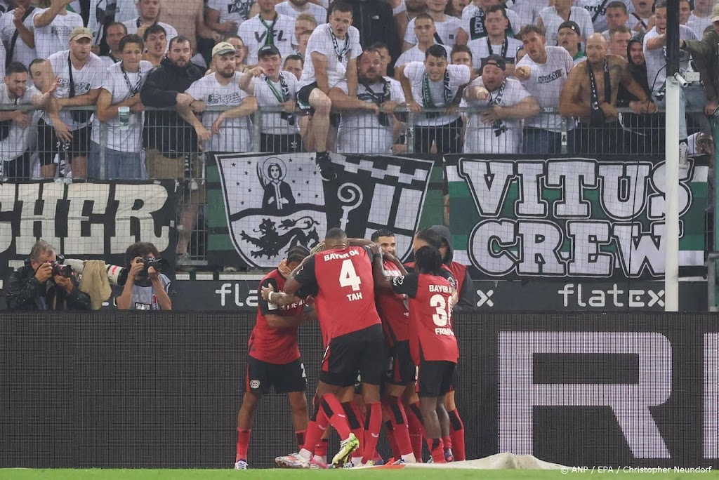 Kampioen Leverkusen wint eerste duel op valreep na late penalty