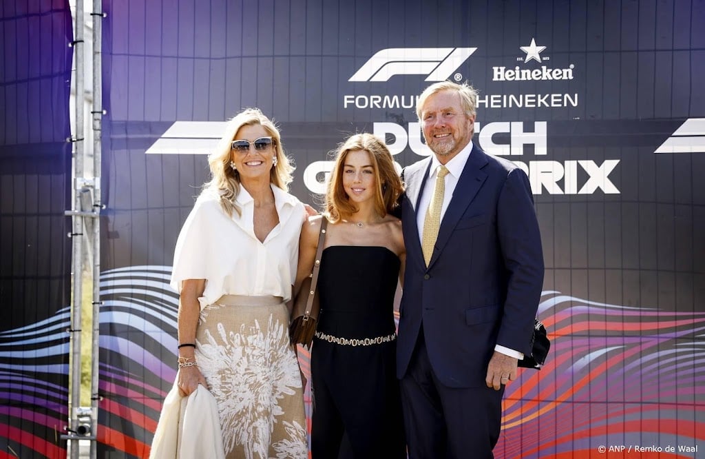 Koning is op circuit Zandvoort waar hij prijs uitreikt
