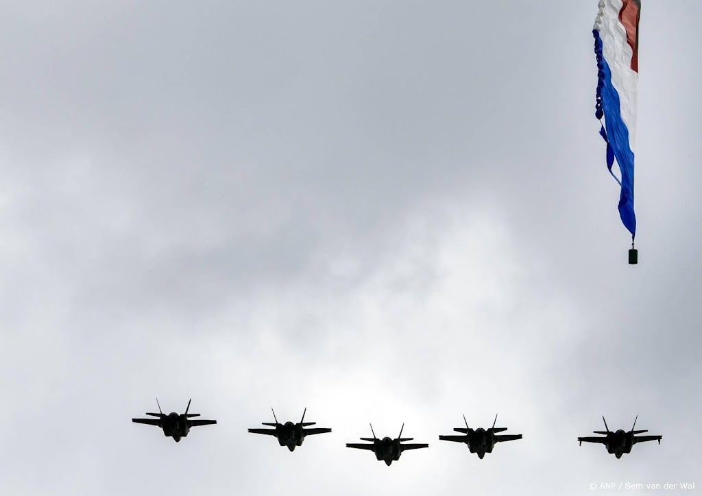 Luchtmacht vliegt met F-35's en helikopter over Zandvoort