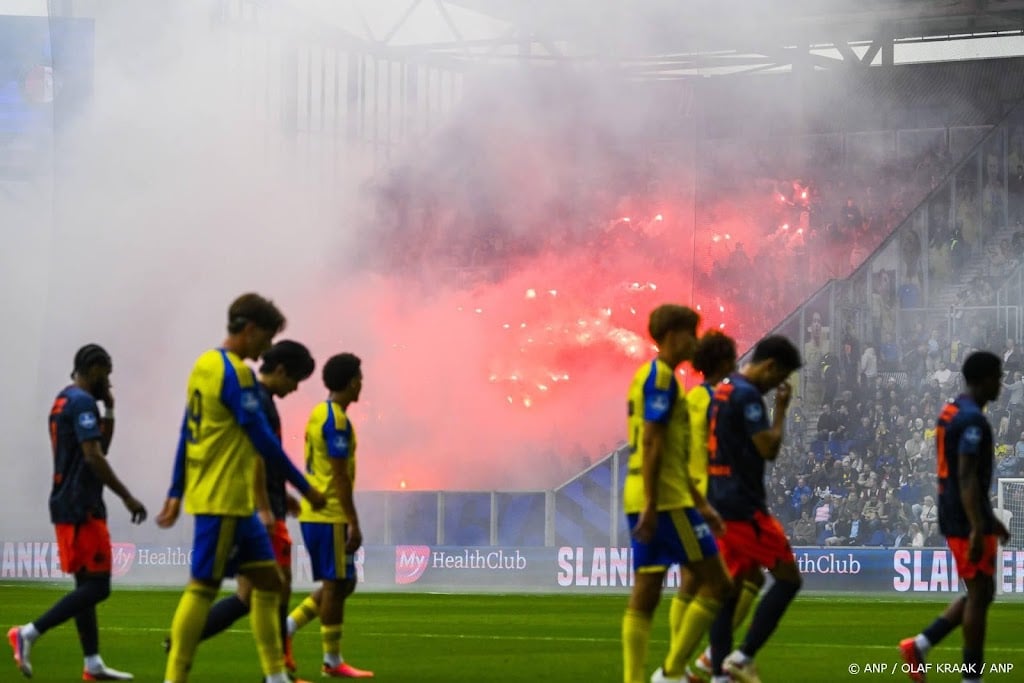 Cambuur - Feyenoord onderbroken na vuurwerkactie bezoekende fans 