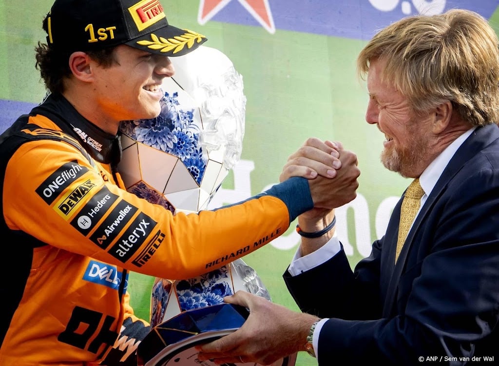 Koning reikt beker van laatste Dutch GP uit aan Norris