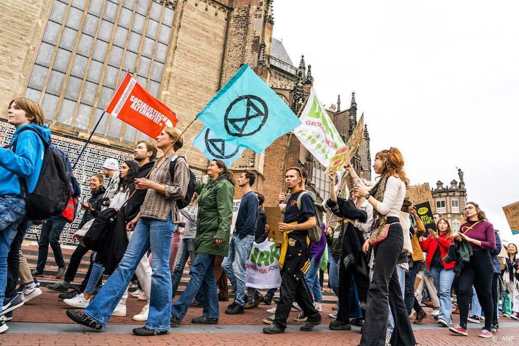 Tweehonderd klimaatstakers in Arnhem, honderdduizenden wereldwijd