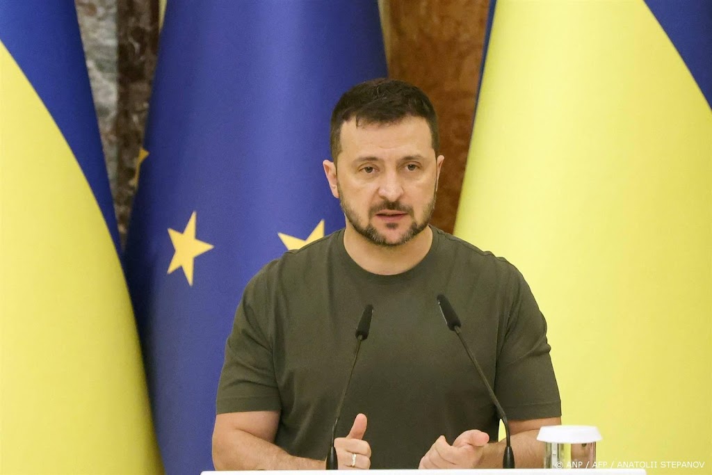 Zelensky bezoekt munitiefabriek VS die artilleriegranaten maakt