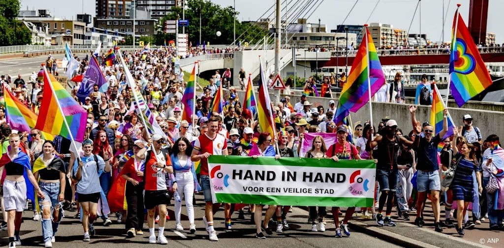 NS richt kleedkamer in op Rotterdam Centraal voor Pride March 