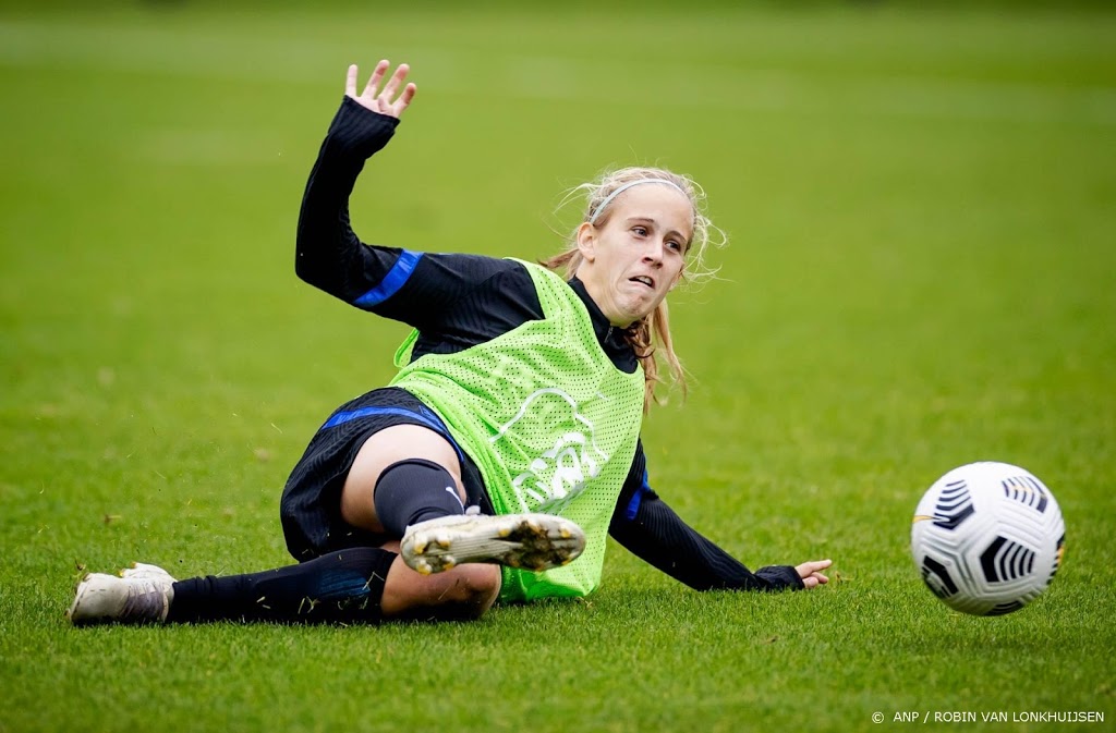 Voetbalsters Oranje met Snoeijs en Kop tegen Estland