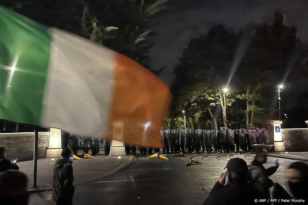 Agenten gewond en tientallen arrestaties bij onrust in Dublin