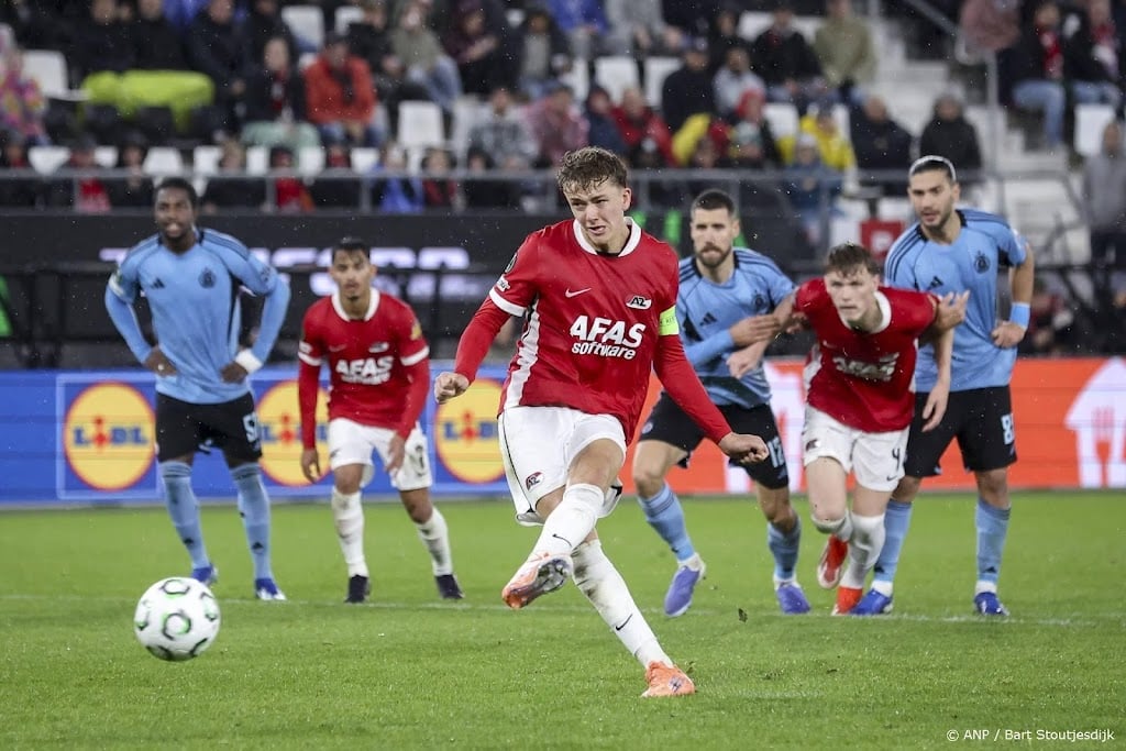AZ wint dankzij treffer Mijnans van Slovan Bratislava