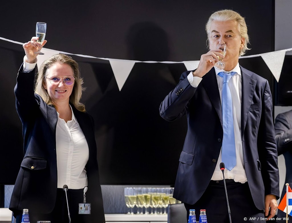 Champagne, taart, gejuich en veel media voor Wilders 