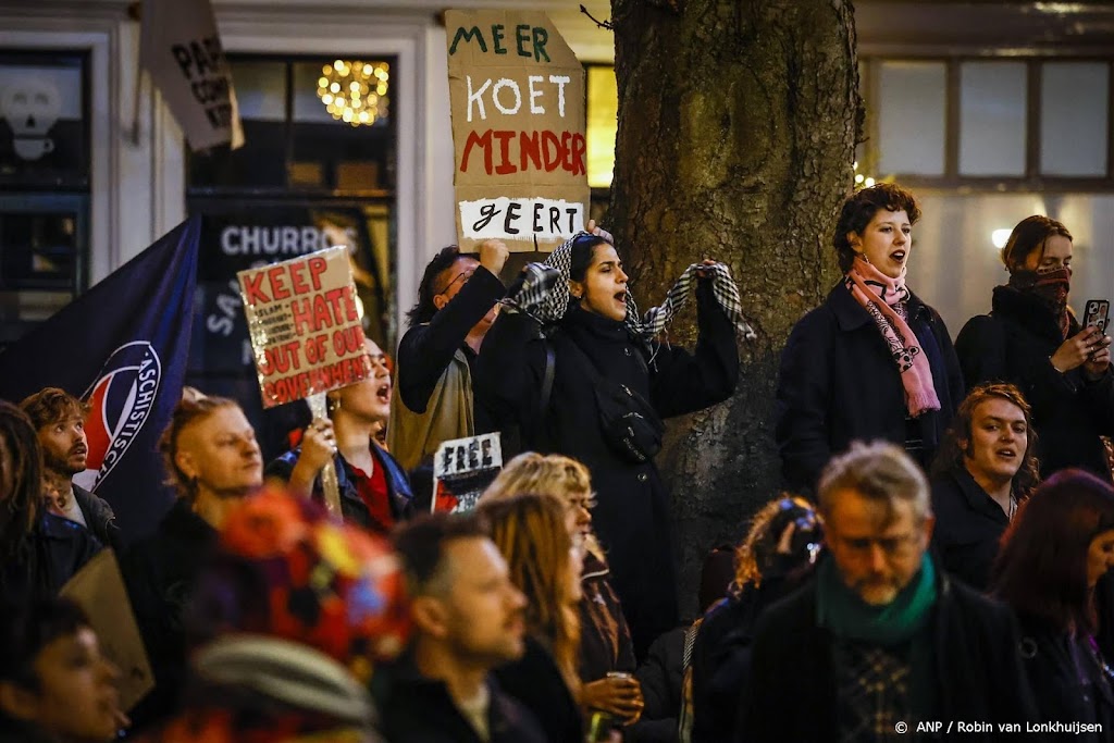 Protest tegen PVV in Utrecht, kleine tegendemonstratie