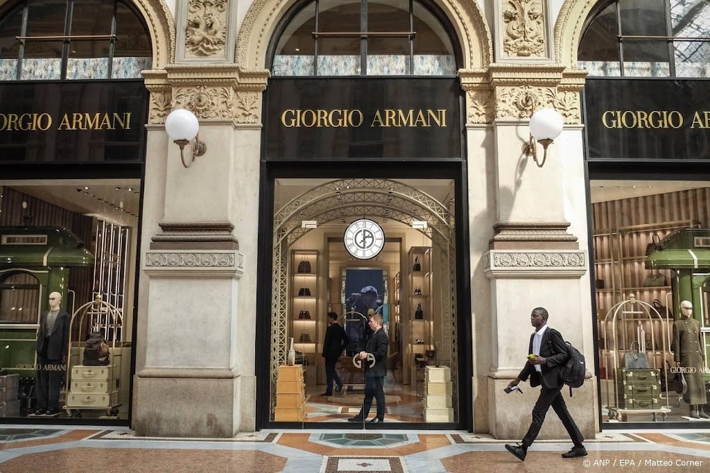 Krant: EssilorLuxottica wil belang nemen in modehuis Armani