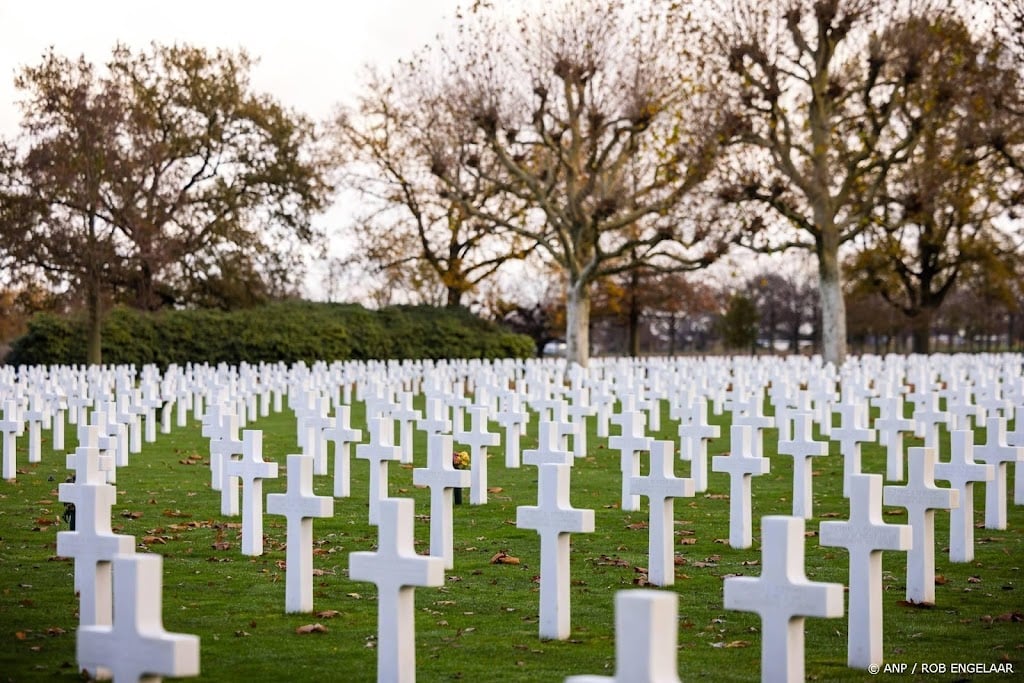 Panelen bij Margraten uit Even tot hier overhandigd aan stichting