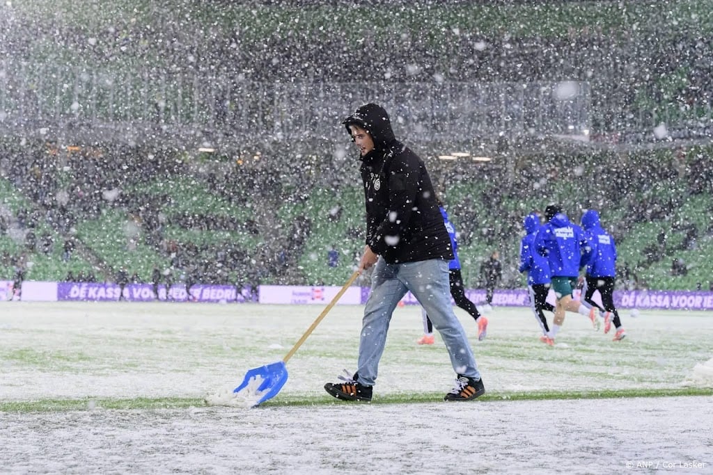 Groningen-PEC Zwolle stilgelegd vanwege te glad veld