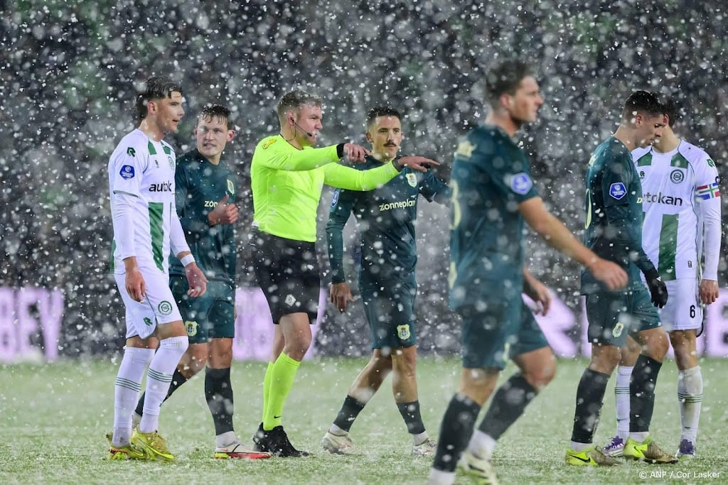 Gelijkspel Groningen en PEC Zwolle op besneeuwd veld in Euroborg