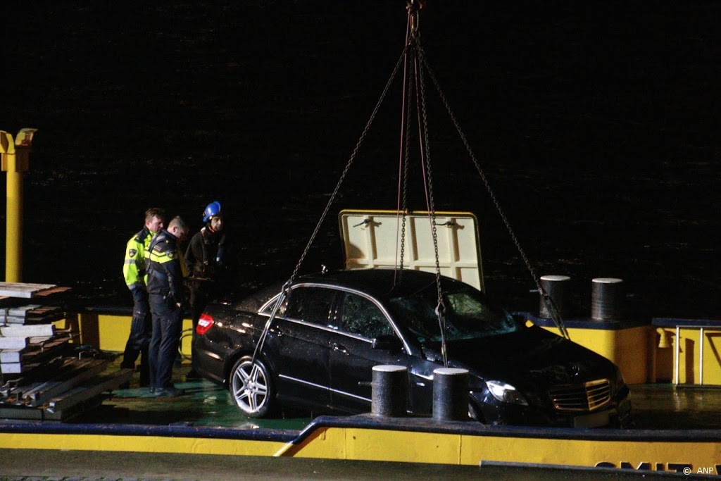 Lichaam vrouw gevonden in uit Maas getakelde auto